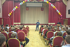 Заместитель начальника отдела гражданской защиты Управления по СЗАО Главного управления МЧС России по г. Москве подполковник внутренней службы Аркади Погосов провел для учащихся школы №1056 познавательное занятие.