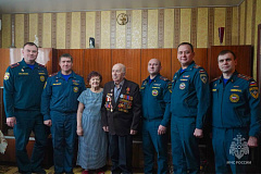 Бессмертный подвиг: сотрудники МЧС России поздравили ветерана пожарной охраны Ивана Шемета с 99-летием