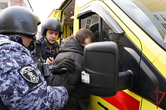 Столичные росгвардейцы задержали мужчину, в нетрезвом виде угрожавшего работникам медицинской службы
