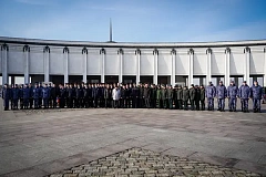 Московские росгвардейцы возложили цветы к Монументу Победы в честь 10-летия ведомства